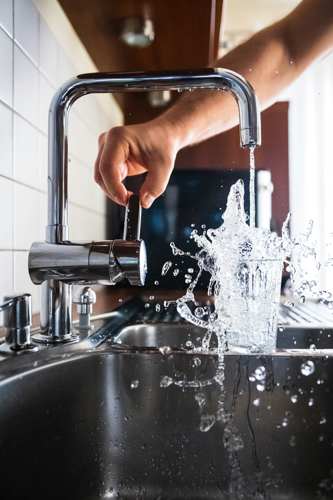 Kitchen sink faucet with splashing water